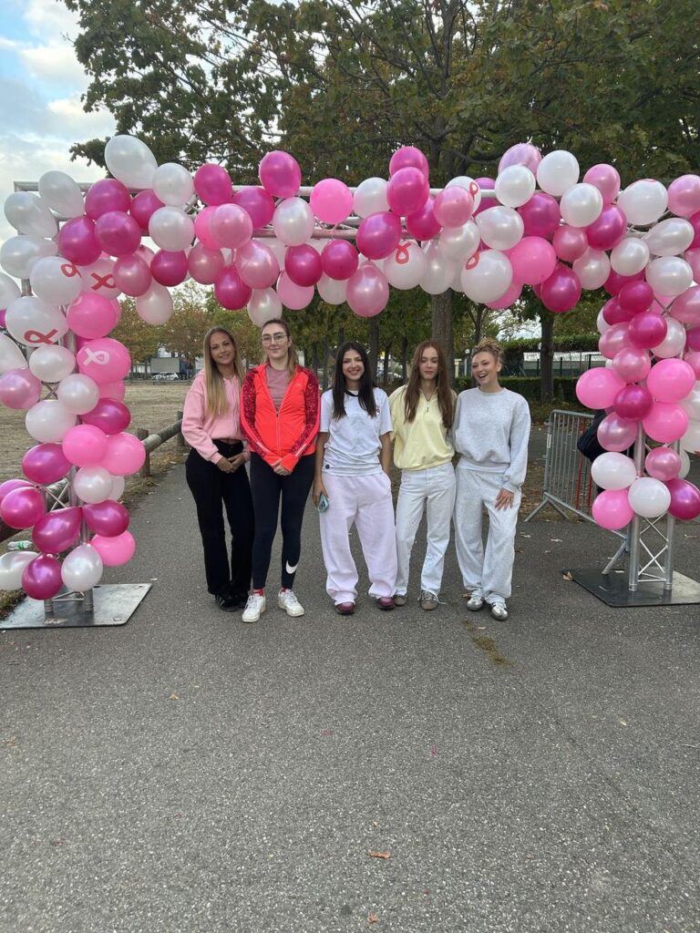 Étudiantes de TIHS devant l'arche de ballons de Colmar pour Elles