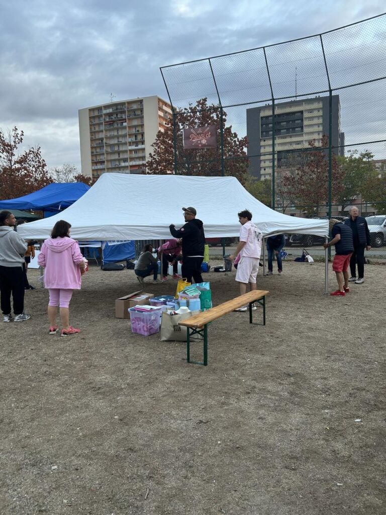 Étudiants TIHS installant les stands de Colmar pour Elles sur la Plaine Pasteur