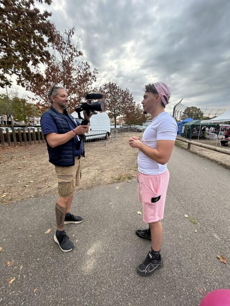 Étudiant de TIHS interviewé par un vidéaste pendant Colmar pour Elles