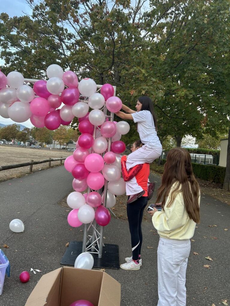 Étudiantes TIHS montant l'arche de ballons de Colmar pour Elles