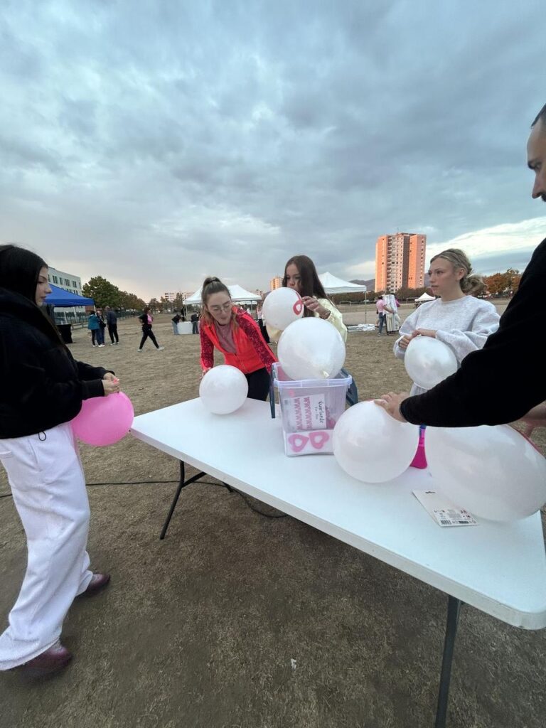 Étudiantes TIHS préparant les ballons roses et blancs pour Octobre Rose